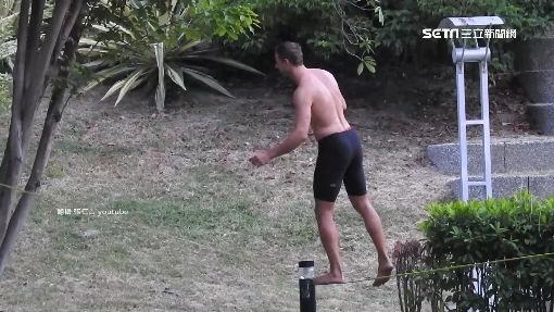 1505841575 363 高手在民間！老外公園「極限走繩」 絕佳平衡感民驚呆 三立新聞網 新聞發布