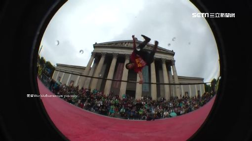 1505841575 805 高手在民間！老外公園「極限走繩」 絕佳平衡感民驚呆 三立新聞網 新聞發布