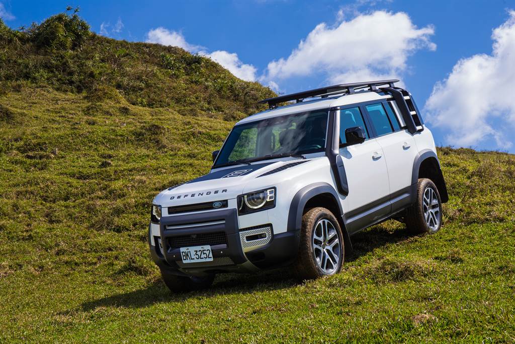 國內首波引進Defender 110長軸車型，提供D250 SE與P300 HSE兩款車型。（陳彥文攝）